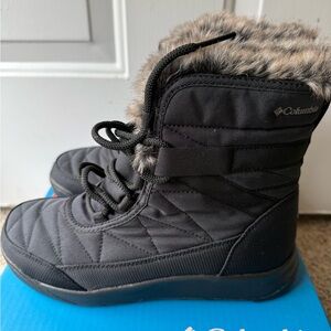 Columbia Black Quilted Boots with Faux Fur Cuff